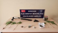 Kırıkhan’da 3 kişinin ev ve işyerlerinde yapılan aramada çeşitli uyuşturucu madde ile silah yakalandı