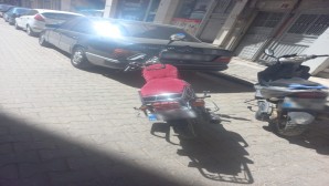 Kırıkhan’da çalıntı plakasız ile sahte plaka takılan iki motorsiklet yakalandı