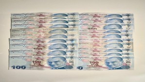 Polis, Bankamatik’te unutulan parayı sahibine teslim etti