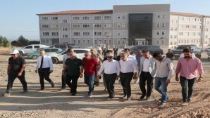 Hatay Valisi Rahmi Doğan, Kırıkhan ilçesinde bir dizi ziyaret ve incelemelerde bulundu
