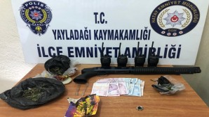 Yayladağı’nda bir evde 1 kilo Esrar, 4 adet yakın el telsizi bir Tüfek ile 1650 lira para yakalandı