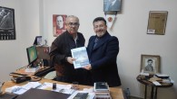 DEVA Partisi Antakya İlçe Başkanı Uğur Çakılı, Partisinin Temel Hakları Eylem Planı kitapçığını Gazetemiz sahibi Ahmet Abdullahoğlu’na takdim etti