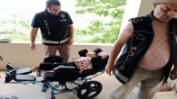 Hayırseverler bağışladı, Polis tekerlekli sandalyeyi ihtiyaç sahibine ulaştırdı