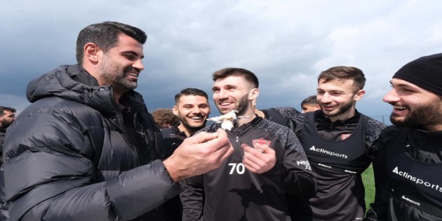 Atakaş Hatayspor bir yandın idman yapıyor, bir yandan da futbolcularının doğum günlerini kutluyor