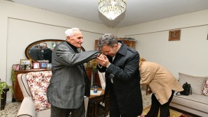 CHP Antakya Belediyesi Başkan Adayı Doktor Hüseyin Aksoy, Anne ve Babasının elini öptü, hayır dualarını aldı!