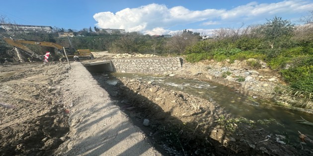 <strong>Hatay Büyükşehir Belediyesi, Dere ıslah çalışmalarına devam ediyor!</strong>
