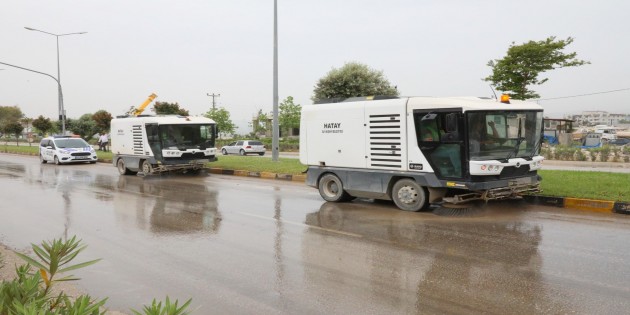 <strong>Hatay Büyükşehir Belediyesi, şehrin ana arterlerini temizliyor</strong>