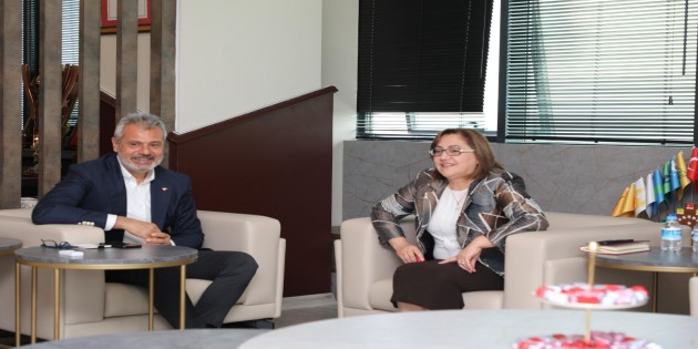 Hatay Büyükşehir Belediye Başkanı Mehmet Öntürk’e hayırlı olsun  ziyaretinde bulunan Gaziantep Büyükşehir Belediye Başkanı Fatma Şahin:  Hatay için hazırız!