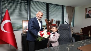 <strong>Başkan Mehmet Öntürk koltuğunu Şükrü Eymen’e devretti</strong>