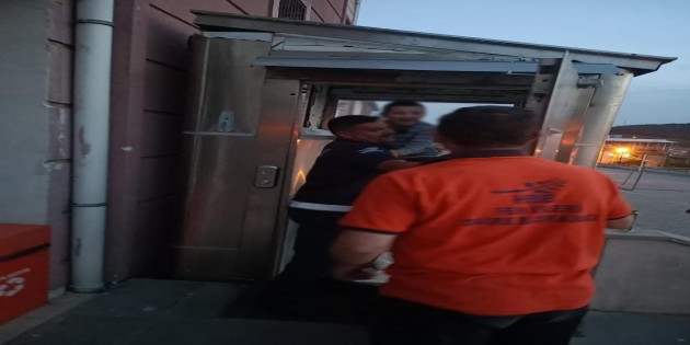 Engelli Asansöründe kalan küçük çocuğu Hatay Büyükşehir Belediyesi ekipleri kurtardı
