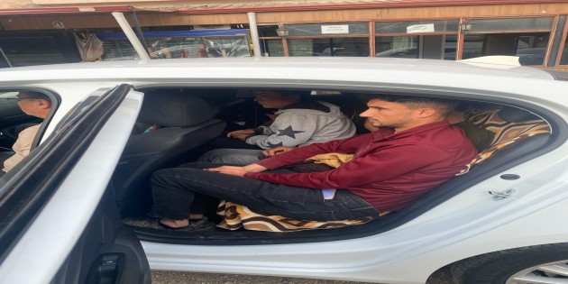 Belen’de durdurulan 3 ayrı araçta 16 Suriye uyruklu göçmen yakalandı