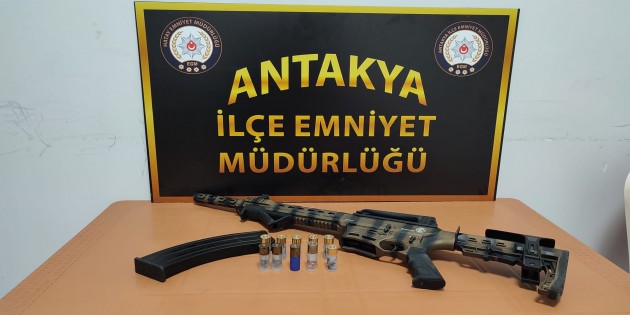 Antakya’da durumundan şüphelenilen bir kişi üzerinde pompalı tüfek ile tabanca bulundu