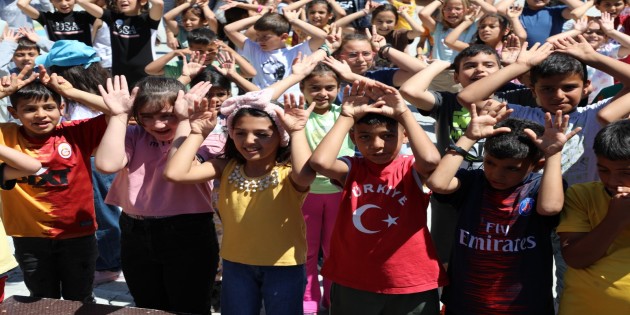 <strong>Hatay Büyükşehir Belediyesi,  Trafikte minik eller projesiyle öğrencilerle buluştu!</strong>