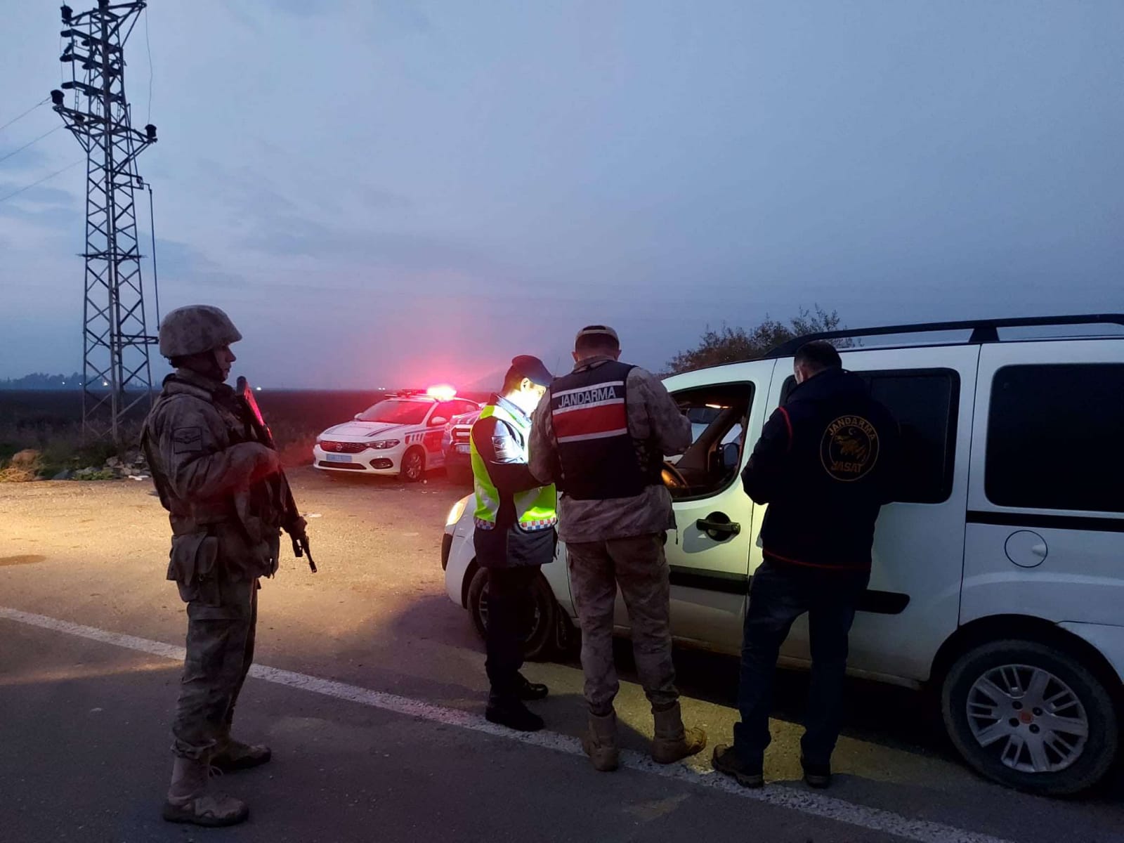 Jandarma’nın yılbaşındaki uygulamasında aranan 160 kişi yakalandı Jandarma’nın yılbaşındaki uygulamasında aranan 160 kişi yakalandı