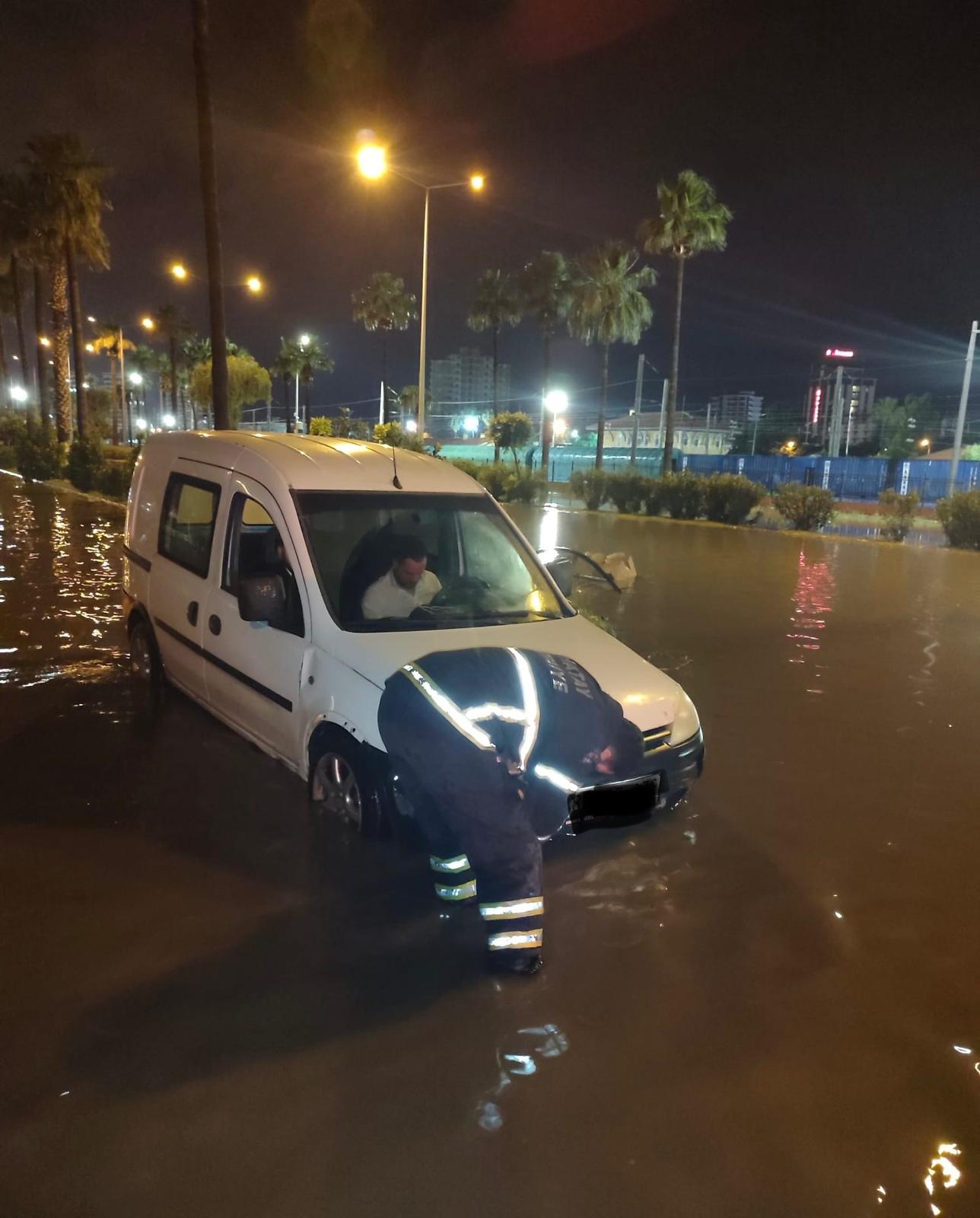 Hatay Büyükşehir Belediyesi’ne bağlı 117 Araç 302 personel etkili yağışla mücadele etti Hatay Büyükşehir Belediyesi’ne bağlı 117 Araç 302 personel etkili yağışla mücadele etti
