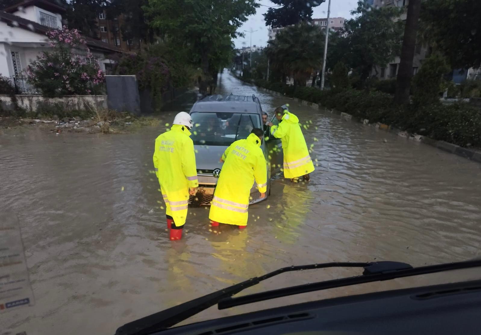 <strong>Hatay Büyükşehir Belediye aşırı yağışlar için teyakkuz halinde</strong> <strong>Hatay Büyükşehir Belediye aşırı yağışlar için teyakkuz halinde</strong>
