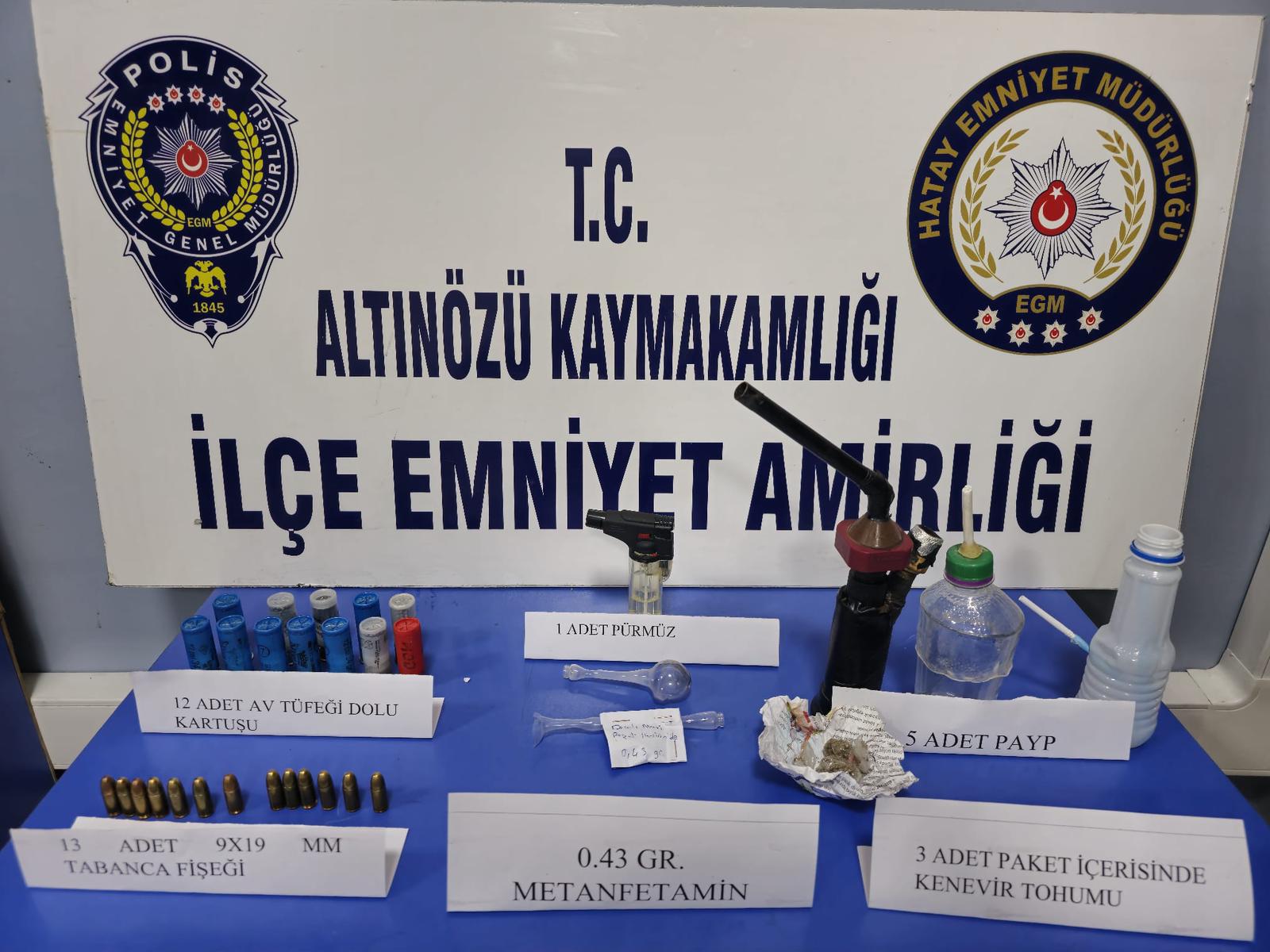 ALTINÖZÜ’NDE DURDURULAN BİR KİŞİNİN ÜZERİNDE 43 GRAM METAMFETAMİN YAKALANDI ALTINÖZÜ’NDE DURDURULAN BİR KİŞİNİN ÜZERİNDE 43 GRAM METAMFETAMİN YAKALANDI