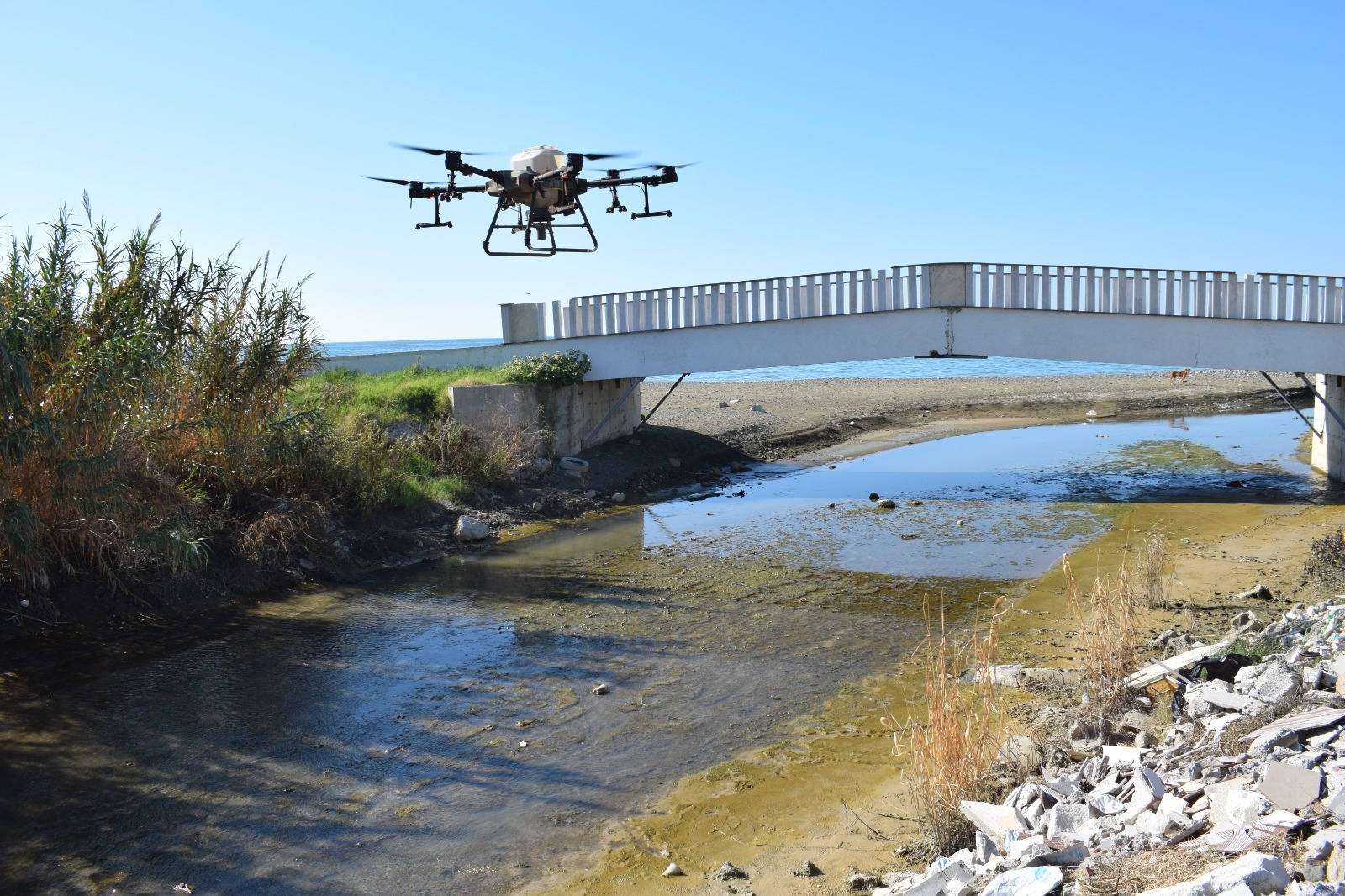 HATAY BÜYÜKŞEHİR BELEDİYESİ KARADAN ULAŞILAMAYAN NOKTALARI DRONE İLE İLAÇLADI HATAY BÜYÜKŞEHİR BELEDİYESİ KARADAN ULAŞILAMAYAN NOKTALARI DRONE İLE İLAÇLADI