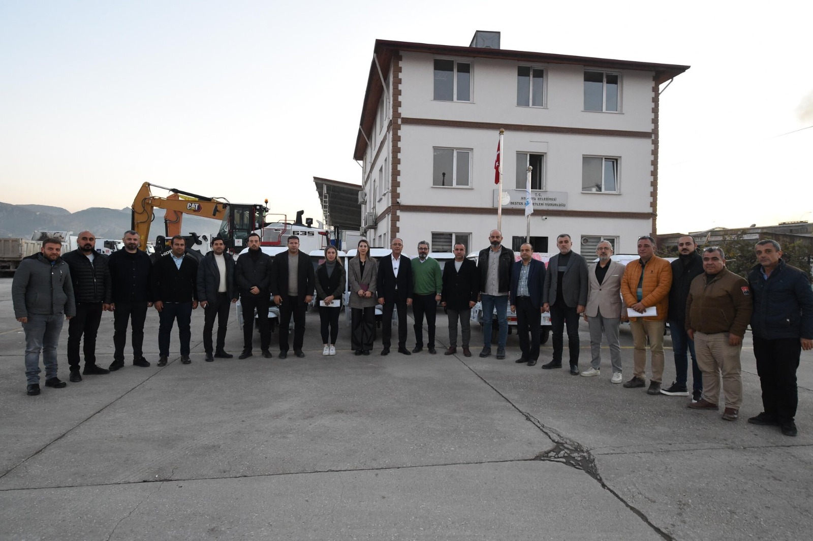 BAŞKAN YAPAR; UNDP ve ÇEVRE, ŞEHİRCİLİK VE İKLİM DEĞİŞİKLİĞİ BAKANLIĞINCA ANTAKYA BELEDİYESİ’NE TESLİM EDİLEN ARAÇLARI İNCELEDİ BAŞKAN YAPAR; UNDP ve ÇEVRE, ŞEHİRCİLİK VE İKLİM DEĞİŞİKLİĞİ BAKANLIĞINCA ANTAKYA BELEDİYESİ’NE TESLİM EDİLEN ARAÇLARI İNCELEDİ