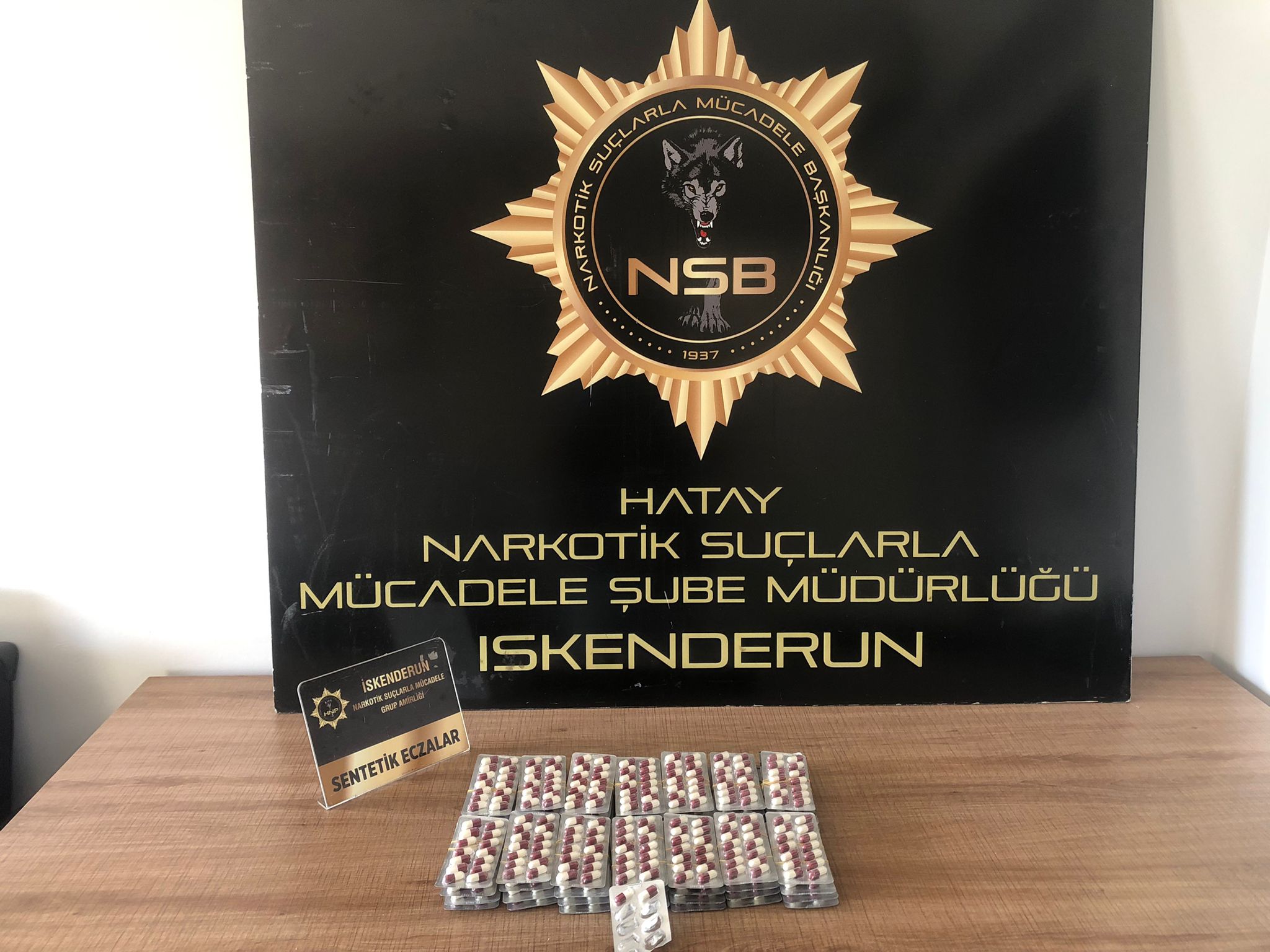 İSKENDERUN’DA DURDURULAN ARAÇTA 786 ADET SENTTETİK ECZA GALARA HAP YAKALANDI İSKENDERUN’DA DURDURULAN ARAÇTA 786 ADET SENTTETİK ECZA GALARA HAP YAKALANDI