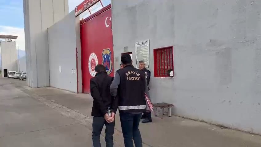 UYUŞTURUCU MADDE VE SİLAH SATMAKTAN ARANAN BİR KİŞİ ARSUZ’DA YAKALANDI UYUŞTURUCU MADDE VE SİLAH SATMAKTAN ARANAN BİR KİŞİ ARSUZ’DA YAKALANDI