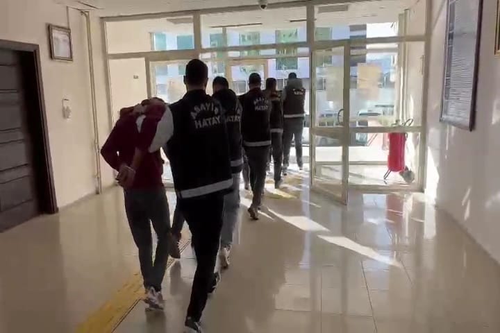 İSKENDERUN’DA DÜĞÜNDE SİLAHLA ATEŞ EDENLERE OPERASYON: 5 KİŞİ GÖZ  ALTINA ALINDI!