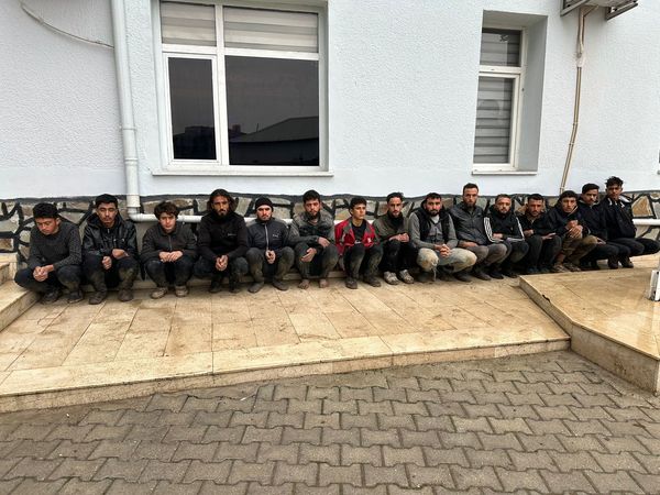 JANDARMA 35 GÖÇMEN VE 3 ORGANİZATÖR’Ü YAKALADI JANDARMA 35 GÖÇMEN VE 3 ORGANİZATÖR’Ü YAKALADI