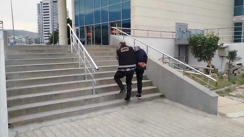 İSKENDERUN’DA YAKALANAN 3 UYUŞTURUCU SATICISINDAN BİRİ TUTUKLANDI