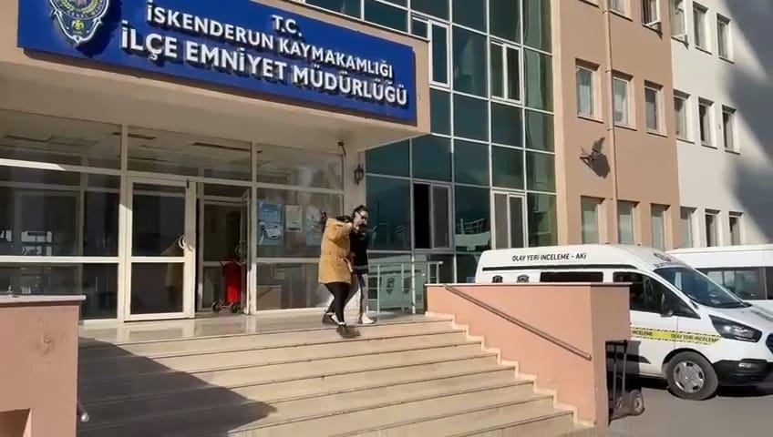 İSKENDERUN’DA GÜNÜBİRLİK KİRALANAN EVLERDE FUHUŞ YAPAN İKİ KİŞİ YAKALANDI