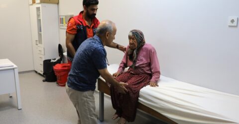 YAŞLI ÇINARLARA HATAY BÜYÜKŞEHİR BELEDİYESİ’NDEN SAĞLIK DESTEĞİ