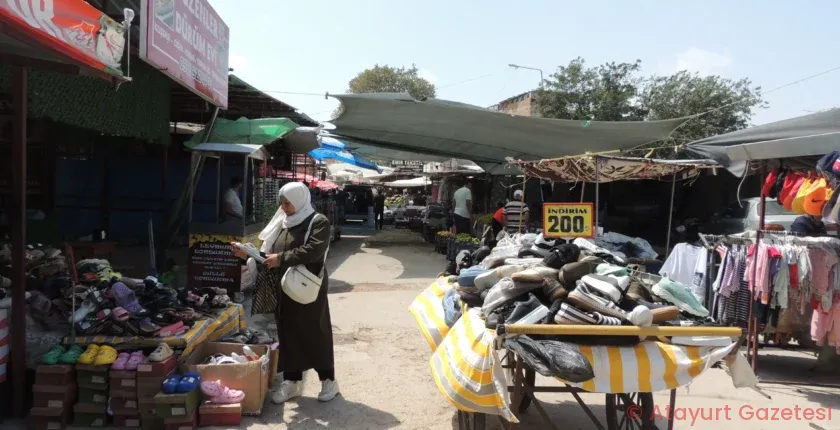 ANTAKYA’DA PAZARCI ESNAFI HER SABAH BİR UMUTLA TEZGAHLARINI AÇIYORLAR. ANTAKYA’DA PAZARCI ESNAFI HER SABAH BİR UMUTLA TEZGAHLARINI AÇIYORLAR.