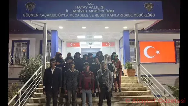REYHANLI-ANTAKYA KARAYOLUNDA 20 KAÇAK GÖÇMEN DAHA YAKALANDI REYHANLI-ANTAKYA KARAYOLUNDA 20 KAÇAK GÖÇMEN DAHA YAKALANDI