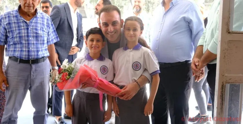 DEFNE BELEDİYE BAŞKANI HALİL İBRAHİM ÖZGÜN, BİNLERCE İLKOKUL ÖĞRENCİSİNİN YÜZÜNÜ GÜLDÜRDÜ