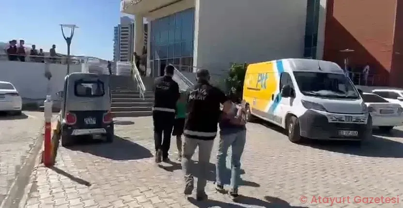 İSKENDERUN’DA BİR EVDEN LAPTOP ÇALAN İKİ KİŞİ TUTUKLANDI İSKENDERUN’DA BİR EVDEN LAPTOP ÇALAN İKİ KİŞİ TUTUKLANDI