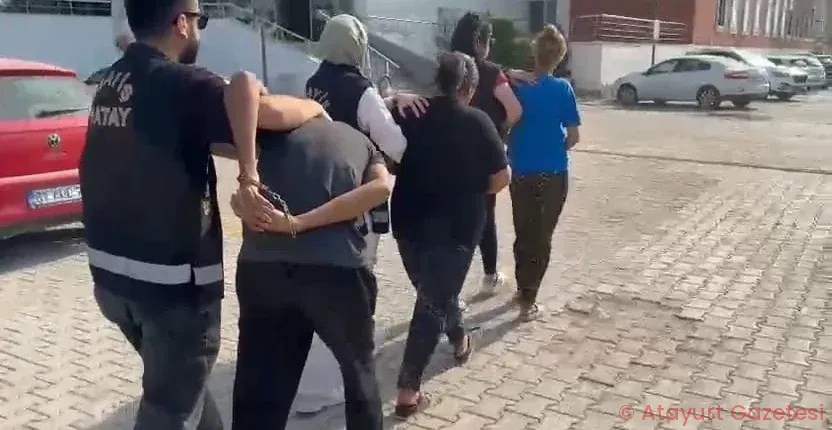 İSTANBUL’DA HIRSIZLIK YAPAN 4 KİŞİ İSKENDERUN’DA YAKALANDI İSTANBUL’DA HIRSIZLIK YAPAN 4 KİŞİ İSKENDERUN’DA YAKALANDI