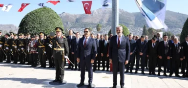 CUMHURİYETİMİZİN 102. YILI DOLAYISIYLA ANTAKYA ATATÜRK ANITINA ÇELENK KONULDU