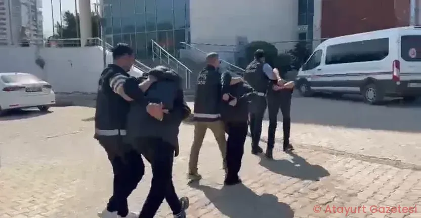 İSKENDERUN’DAKİ CİNAYET ŞÜPHELİLERİ ADANA’DA YAKALANDI İSKENDERUN’DAKİ CİNAYET ŞÜPHELİLERİ ADANA’DA YAKALANDI