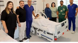 ALTINÖZÜ DEVLET HASTANESİNDE BAŞARILI OPERASYON: OP. DR. MEHMET ÖZER DÖKMECİ KOPAN PARMAKLARI YENİDEN HAYATA DÖNDÜRDÜ
