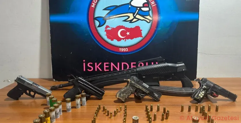 İSKENDERUN’DA ASAYİŞ UYGLAMASI 4 TABANCA, 1 TÜFEK YAKALANDI İSKENDERUN’DA ASAYİŞ UYGLAMASI 4 TABANCA, 1 TÜFEK YAKALANDI