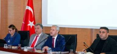 VETERİNER FAKÜLTESİNİN AKADEMİK KURULUNA KATILAN REKTÖR VEYSEL EREN, KALİTE, DİJİTALLEŞME VE ULUSLARARASILAŞMA VURGUSU YAPTI