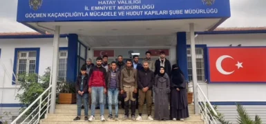 ANTAKYA-REYHANLI KARAYLOUNDA DURDURULAN 3 AYRI ARAÇTA 15 GÖÇMEN YAKALANDI