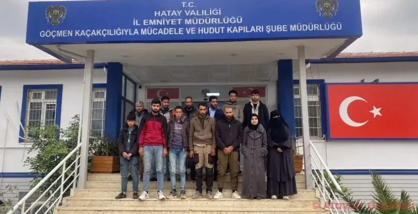 ANTAKYA-REYHANLI KARAYLOUNDA DURDURULAN 3 AYRI ARAÇTA 15 GÖÇMEN YAKALANDI