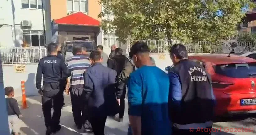 ERZİN’DE KASTEN BIÇAKLAMA YARALAMA ŞÜPHELİSİ 3 KİŞİ TUTUKLANDI