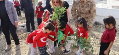JANDARMA BU KEZ ÖĞRENCİLERLE FİDAN DİKTİ