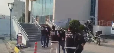 BİR İHBARI DEĞERLENDİREN POLİS, 3 KİŞİYİ 102.31 GRAM EROİNLE YAKALADI