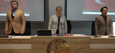 HATAY BÜYÜKŞEHİR BELEDİYE MECLİSİ KASIM AYI TOPLANTISI’NIN 2. BİRLEŞİMİNİ YAPTI Hatay Büyükşehir Belediyesi Kasım Ayı Meclis Toplantısı’nın 2. Birleşimini Hatay Büyükşehir Belediyesi Kisecik Yerleşkesi A Blok Toplantı Salonu’nda gerçekleştirildi. Hatay Büyükşehir Belediye Başkan Vekili Filiz Özçörekçi başkanlığında saygı duruşu ve İstiklal Marşı’nın okunması ile başlayan toplantıda, 53 gündem maddesi ile gündem dışı meclise gelen maddeler görüşülerek karara bağlandı. Toplantıda;Hatay Büyükşehir Belediye Meclisinin 13.11.2025 tarihli toplantısında 411 sayılı kararla Plan ve Bütçe Komisyonuna havale edilen; 5393 Sayılı Kanun’un 18. maddesinin (b) fıkrası ve Mahalli İdareler Bütçe ve Muhasebe Yönetmeliği’nin 27. maddesi gereğince Hatay Büyükşehir Belediyesinin 2026 Mali Yılı Performans Programı ve Hatay Büyükşehir Belediyes’nin 2026-2028 mali yılları bütçe kararnamesi ile ilçe belediyelerinin 2026-2028 mali yılları bütçeleri görüşüldü. Meclisin Aralık Ayı Olağan Toplantısı, 11 Aralık Perşembe günü saat 14.00’te Hatay Büyükşehir Belediyesi Yerleşkesi A Blok Toplantı Salonu’nda gerçekleştirilecek.