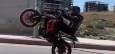 MOTORSİKLETİYLE LASTİK YAKAN VE MAKAS ATAN BİR KİŞİYE 19 BİN 217 LİRA CEZA