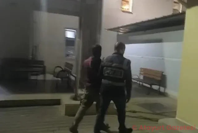 HAKKINDAKİ HAPİS CEZASINDAN ARANAN BİR KİŞİDE 2.68 GRAM ESRAR YAKALANDI